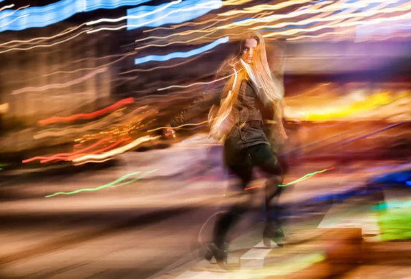 Mujer en la ciudad por la noche entre luces móviles de neón, retrato de moda — Foto de Stock