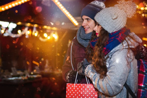 Casal com saco de compras no mercado tradicional de Natal, compras de feriados — Fotografia de Stock