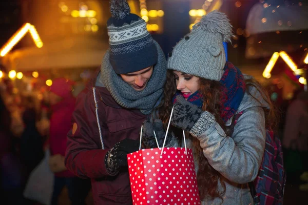 Casal com saco de compras no mercado tradicional de Natal, compras de feriados — Fotografia de Stock