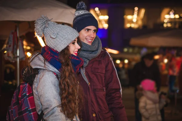 Mladý pár na večer na tradiční vánoční trh, místo víla — Stock fotografie