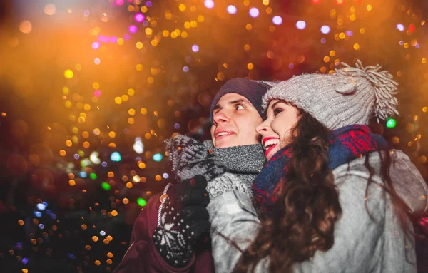 Geleneksel Noel Pazar, çift sıcak kış kıyafetleri de karlı akşam