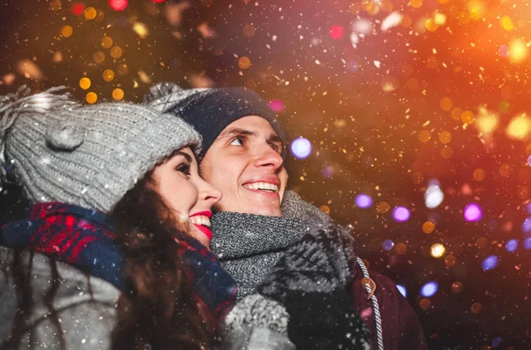 Geleneksel Noel Pazar, çift sıcak kış kıyafetleri de karlı akşam