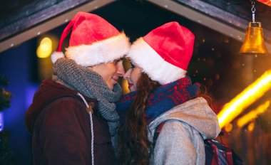 Sevgi dolu kaç Noel Pazar akşam zevk sıcak giysiler içinde