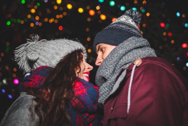 Sevgi dolu çift havai fişek yeni yıl arifesi, sıcak giysiler zevk