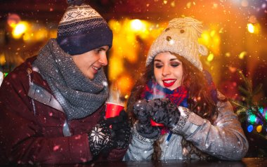 Sıcak içecekler Noel piyasasında eğleniyor Çift