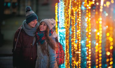 Noel dekorasyon şehir sokak ışıklarında yürüme Çift