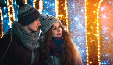 Noel dekorasyon şehir sokak ışıklarında yürüme Çift