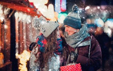 Genç çift, peri Noel Pazar kar yağışı ile eğleniyor