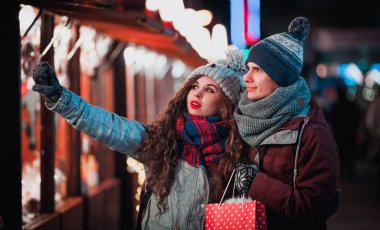 Peri Noel pazarı eğleniyor ve hediyeler satın alma genç Çift