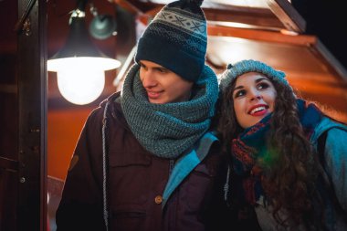 Akşam, çift peri bir ortamda, Noel pazarı