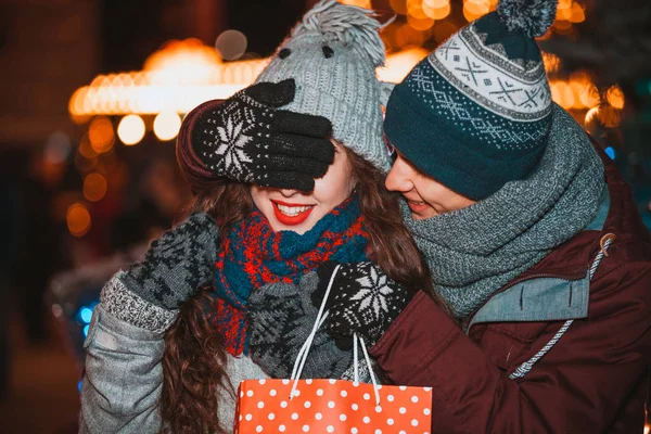 Sevgilisini Noel pazarı için bir sürpriz hediye veren adam