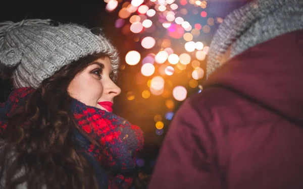 Liebespaar genießt Feuerwerk an Silvester, warme Kleidung — Stockfoto