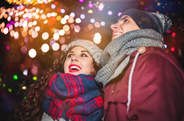 Sevgi dolu çift havai fişek yeni yıl arifesi, sıcak giysiler zevk