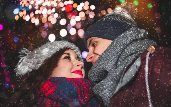 Couple aimant profiter de feux d'artifice à la veille du Nouvel An, vêtements chauds — Photo