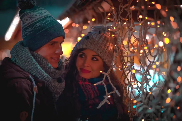 Çift sıcak zevk colorul Noel pazarı, bokeh ışıklar arka plan elbise