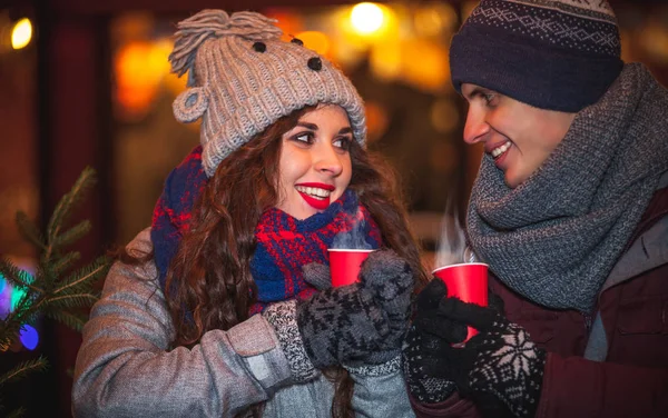 Sıcak içecekler Noel piyasasında eğleniyor Çift