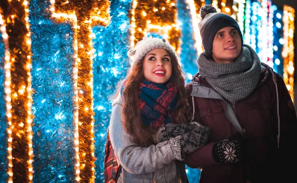 Casal caminhando perto de decoração de Natal, luzes na rua da cidade — Fotografia de Stock