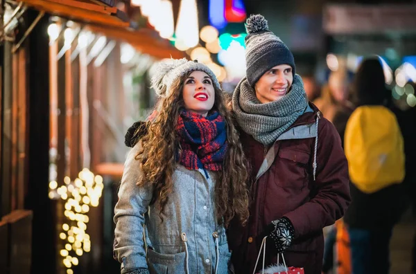 Pár bavit v pohádkové vánoční trhy — Stock fotografie