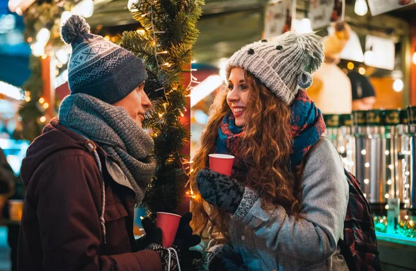 Noel Pazar akşam restoranda, peri bir ortamda çift ile sıcak içecekler