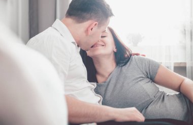 Hamile çift evde rahatlatıcı ve gebelik zaman zevk