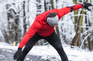 Eğitim, soğuk karlı Park'ta germe runner çalışan kış