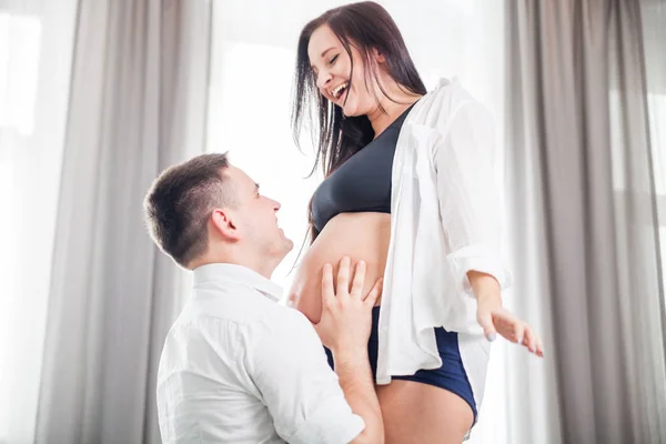 Glücklicher Vater berührt schwangeren Bauch seiner Frau, erwartet Baby — Stockfoto