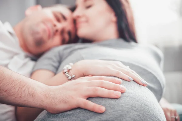 Vrolijke zwangere paar thuis ontspannen en genieten van tijd van de zwangerschap — Stockfoto