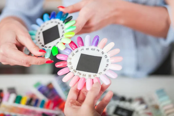 Deux femmes choisissant des ongles artificiels colorés au magasin de beauté — Photo