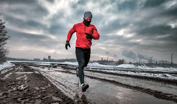 运动员在肮脏的水坑里奔跑在冬天, 室外锻炼 — 图库照片