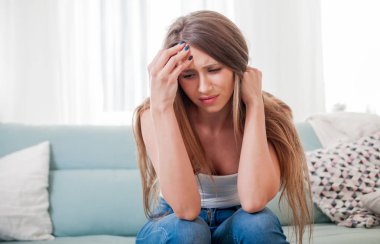 Kadın evde acı baş ağrısı, duygular ve stres