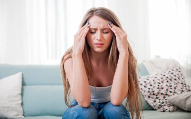 Kadın evde acı baş ağrısı, duygular ve stres