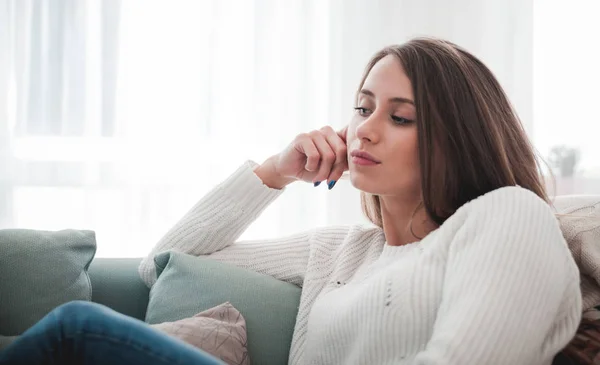 Treurige Vrouw Zittend Bank Bij Huis Diep Gedachten Denken Belangrijke — Stockfoto