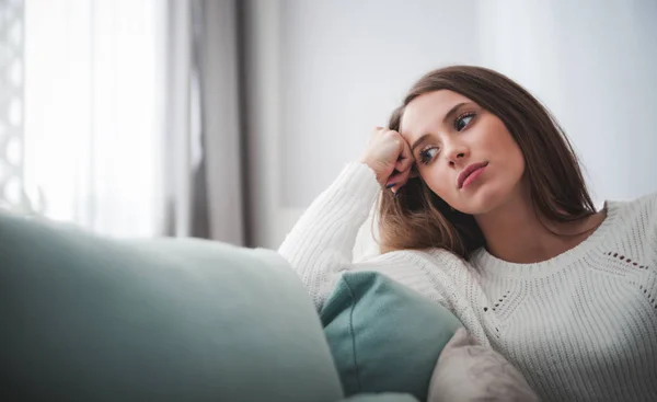 Treurige Vrouw Zittend Bank Bij Huis Diep Gedachten Denken Belangrijke — Stockfoto