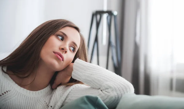 Treurige Vrouw Zittend Bank Bij Huis Diep Gedachten Denken Belangrijke — Stockfoto