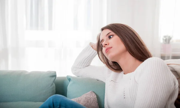 Triste Femme Assise Sur Canapé Maison Profondément Dans Les Pensées — Photo