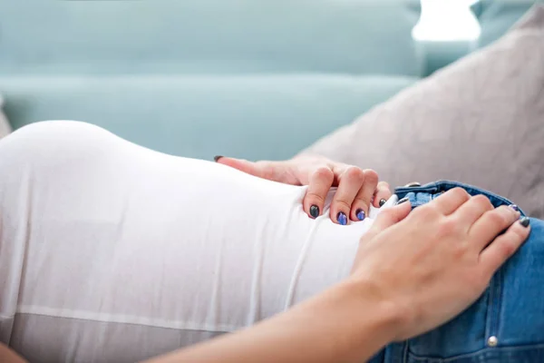 Junge Frau Hause Leidet Unter Bauchschmerzen Nahaufnahme — Stockfoto