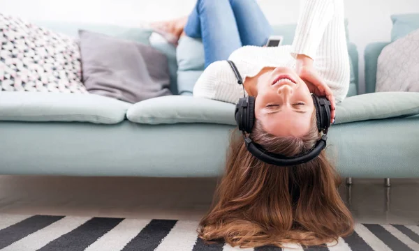 Entspannte Frau Mit Kopfhörern Auf Sofa Hause Musik Hören — Stockfoto