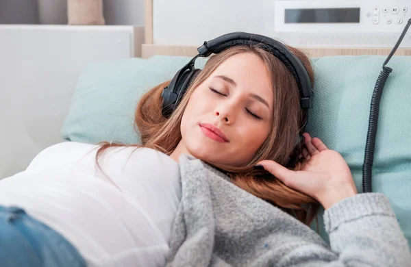 Jonge Vrouw Met Hoofdtelefoon Liggend Vloer Luisteren Naar Muziek Thuis — Stockfoto