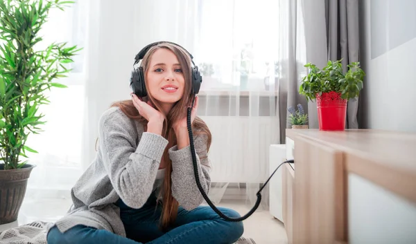 Jonge Vrouw Met Hoofdtelefoon Luisteren Naar Muziek Thuis Woonkamer — Stockfoto