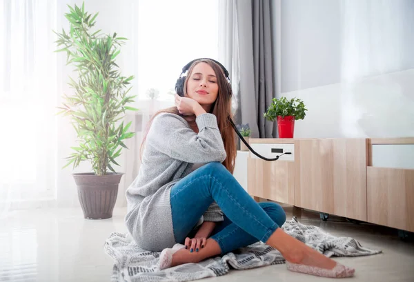 Junge Frau Mit Kopfhörern Hört Hause Wohnzimmer Musik — Stockfoto