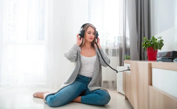 Jonge Vrouw Met Hoofdtelefoon Luisteren Naar Muziek Thuis Woonkamer — Stockfoto