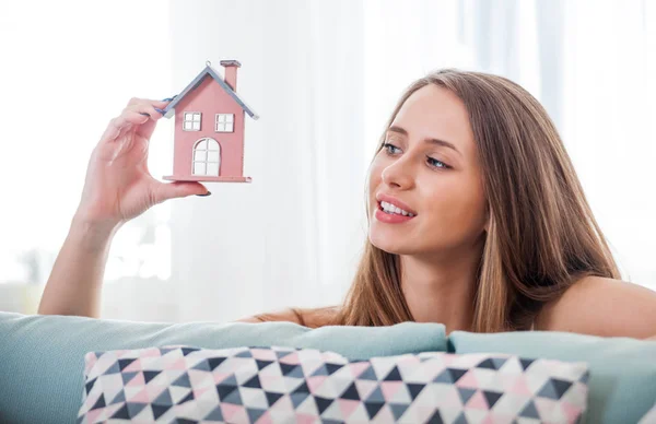 Mulher em sua nova casa com modelo de casa, conceito imobiliário — Fotografia de Stock