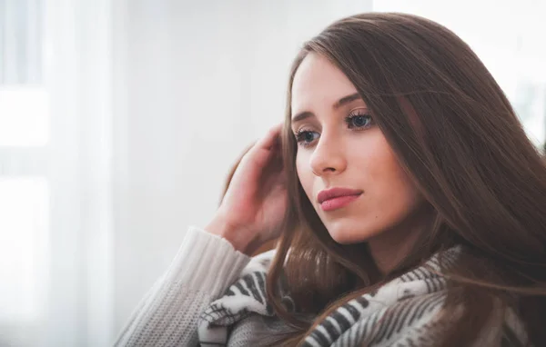 Mujer Joven Casa Sentada Silla Pensando Algo —  Fotos de Stock