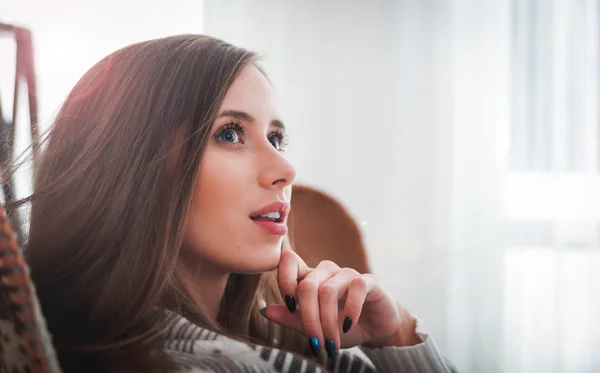 Donna a casa seduta sulla sedia e pensare a qualcosa — Foto Stock