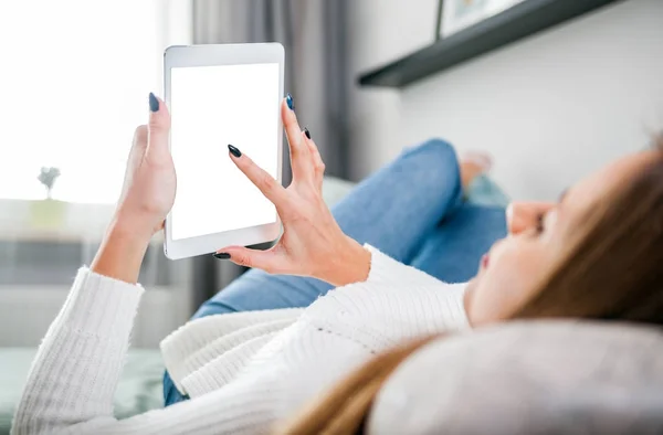 Frau auf Sofa zu Hause mit Tablet-Computer und entspannen — Stockfoto