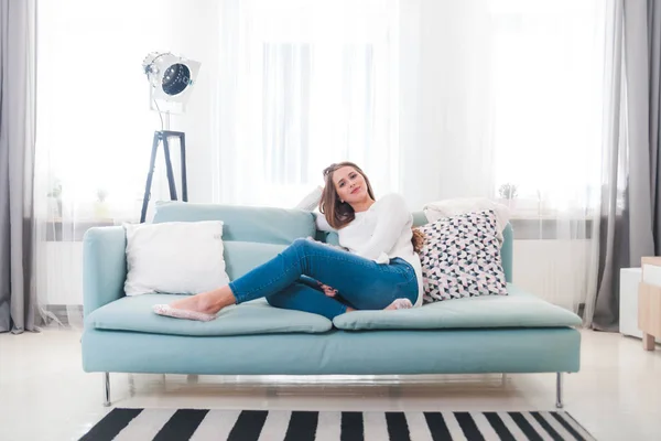 Entspannt Träumende Frau Hause Auf Sofa Sitzend — Stockfoto