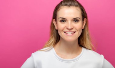 Pembe bir arka plan üzerinde kız portresi