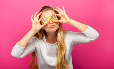 Portakal dilim seyir ve gülümseyen deli kadın