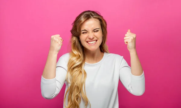 Succesvolle vrouw hand in succes gebaar verhogen — Stockfoto