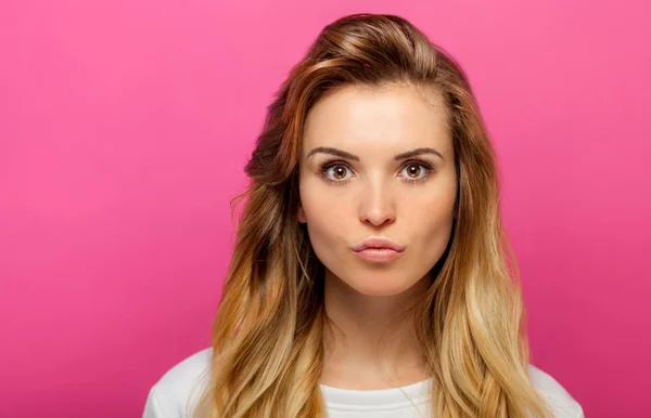 Retrato divertido de hermosa chica con el pelo largo en el backgrou rosa —  Fotos de Stock